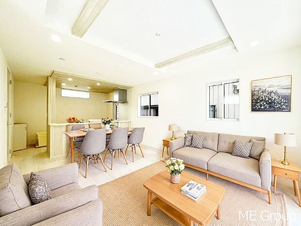 落ち着いた雰囲気のLDKは家族みんなの快適空間※家具はCGです