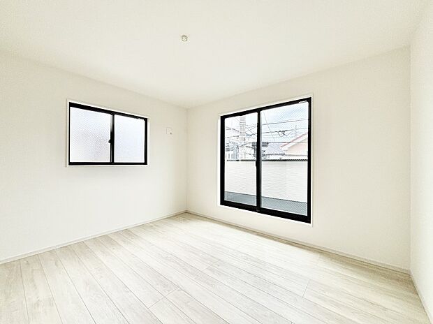 バルコニーが開放感をプラスしてくれる洋室