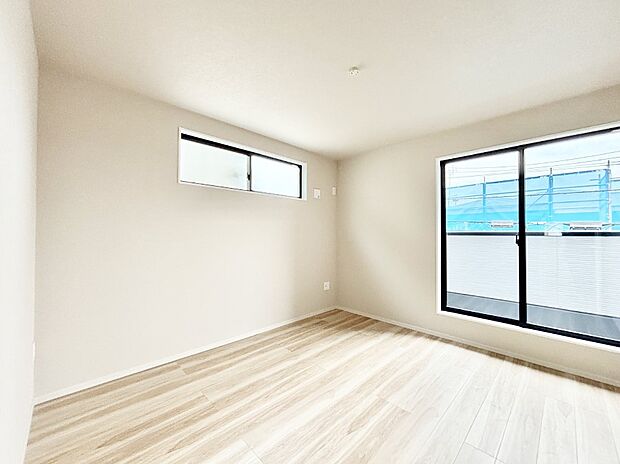 バルコニーが開放感をプラスしてくれる洋室