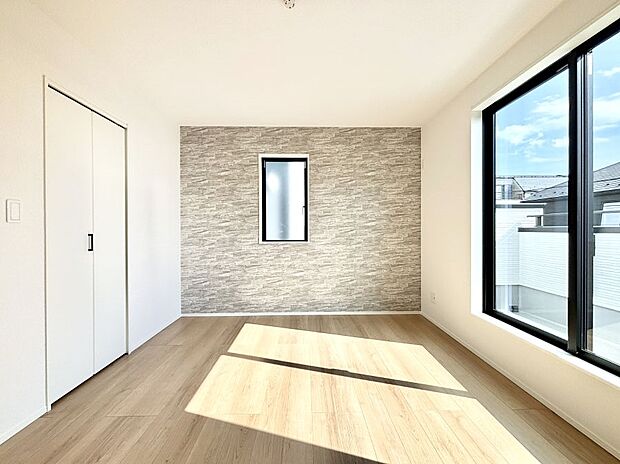 バルコニーが開放感をプラスしてくれる洋室