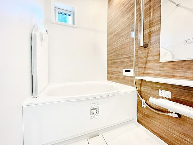 一日の疲れを癒してくれる明るい清潔感のあるバスルーム