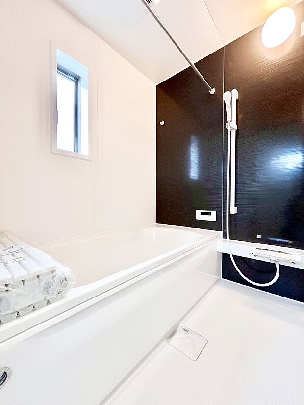 一日の疲れを癒してくれる明るい清潔感のあるバスルーム