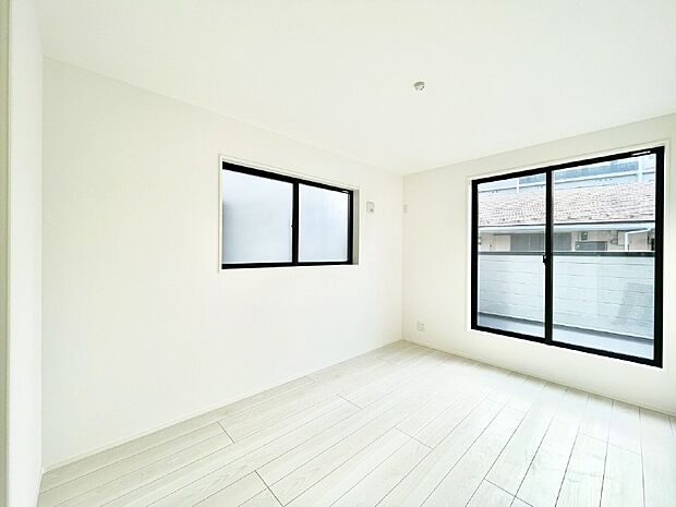 バルコニーが開放感をプラスしてくれる洋室