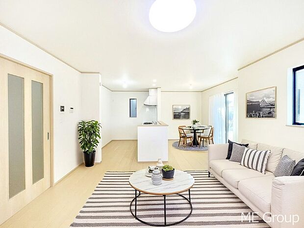 家族の和やかな会話が聞こえてきそう。開放感のあるリビングです。※家具はCGです