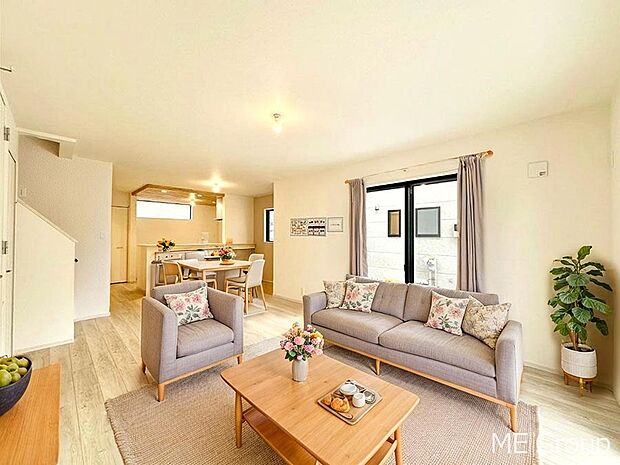 ご家族の賑やかな話し声で包まれる明るいリビング  ※家具はCGです