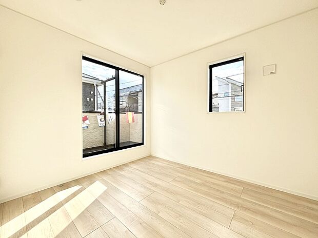 明るいバルコニーサイドに洋室を設置。目覚めの良い寝室に。 