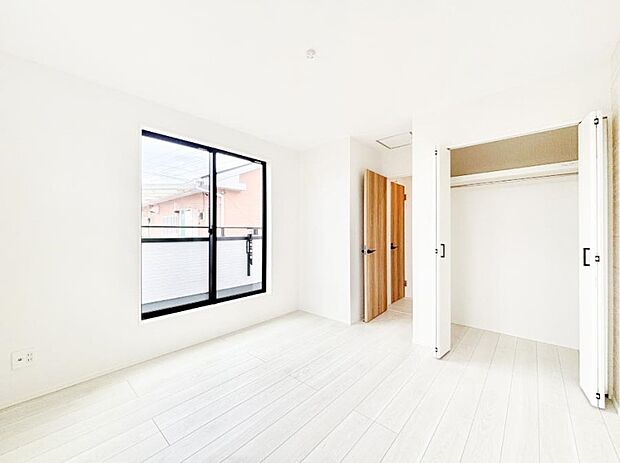 明るいバルコニーサイドに洋室を設置。目覚めの良い寝室に。 