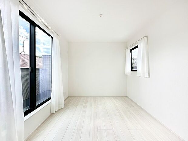 バルコニーが開放感をプラスしてくれる洋室