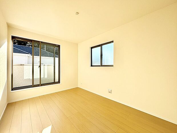 明るいバルコニーサイドに洋室を設置。目覚めの良い寝室に。 