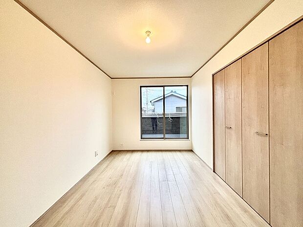 明るいバルコニーサイドに洋室を設置。目覚めの良い寝室に。