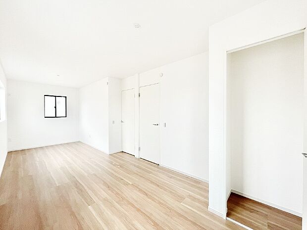 ライフスタイルに合わせて2部屋として利用できる広々とした洋室。