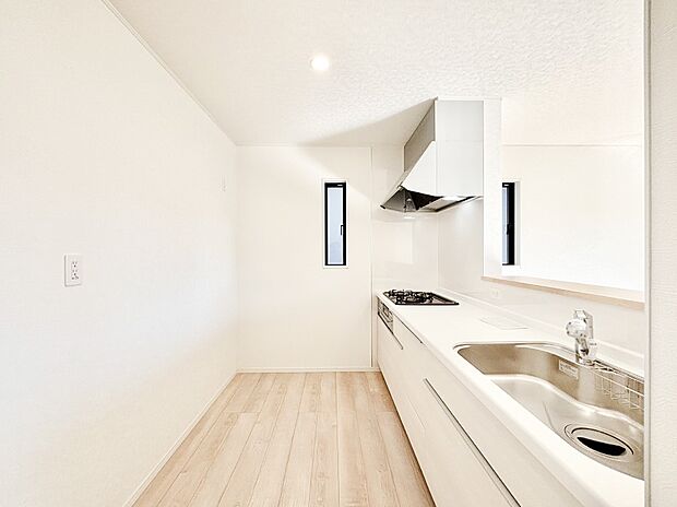 爽やかな風が通り抜けるキッチン。窓があるので明るく換気にも役立ちます。