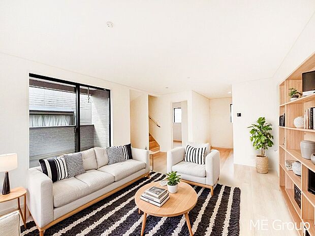 家族の和やかな会話が聞こえてきそう。開放感のあるリビングです。※家具はCGです  