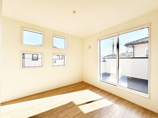 バルコニーが開放感をプラスしてくれる洋室