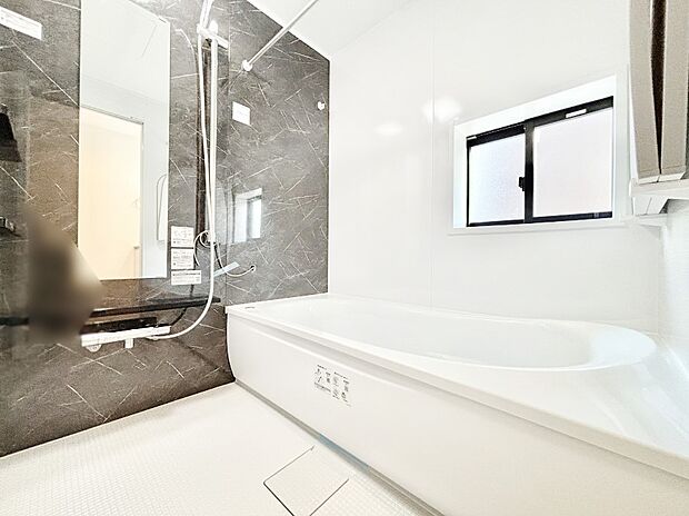 一日の疲れを癒してくれる明るい清潔感のあるバスルーム