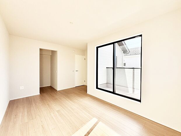 バルコニーが開放感をプラスしてくれる洋室