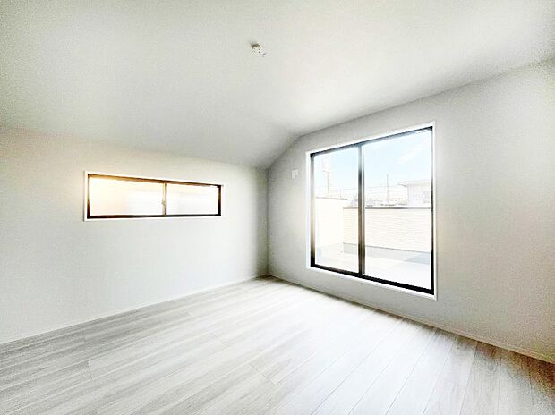 バルコニーが開放感をプラスしてくれる洋室