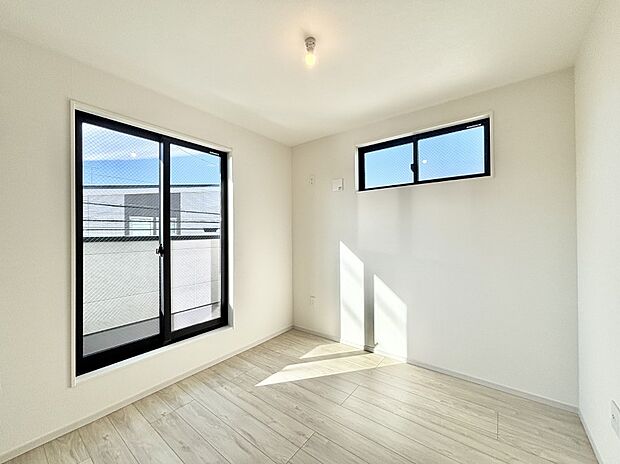 バルコニーが開放感をプラスしてくれる洋室