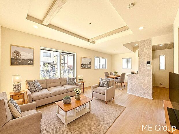 ご家族の賑やかな話し声で包まれる明るいリビング  ※家具はCGです