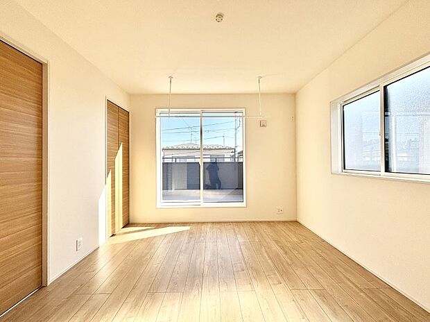 明るいバルコニーサイドに洋室を設置。目覚めの良い寝室に。 