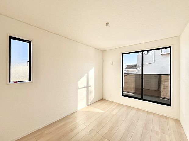 バルコニーが開放感をプラスしてくれる洋室