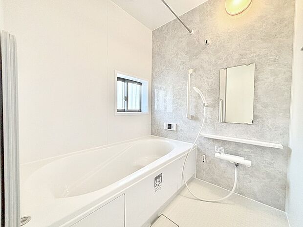 一日の疲れを癒してくれる明るい清潔感のあるバスルーム  