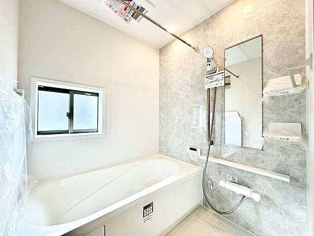 一日の疲れを癒してくれる明るい清潔感のあるバスルーム