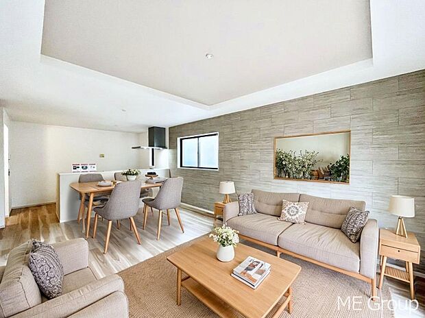 ご家族の賑やかな話し声で包まれる明るいリビング  ※家具はCGです