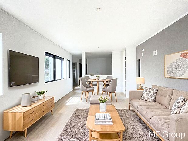 ご家族の賑やかな話し声で包まれる明るいリビング ※家具はCGです