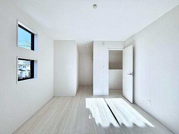 ウォークインクローゼットがあるお部屋！季節ごとの入れ替えも不要で便利です。 