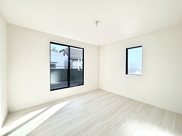 明るいバルコニーサイドに洋室を設置。目覚めの良い寝室に。