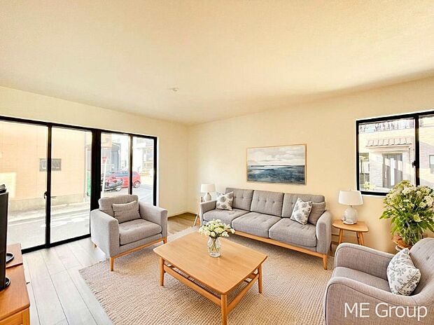 ご家族の賑やかな話し声で包まれる明るいリビング  ※家具はCGです