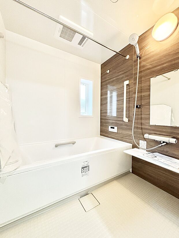 一日の疲れを癒してくれる明るい清潔感のあるバスルーム