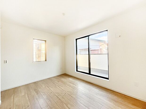 バルコニーが開放感をプラスしてくれる洋室