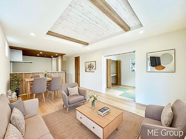 ご家族の賑やかな話し声で包まれる明るいリビング  ※家具はCGです