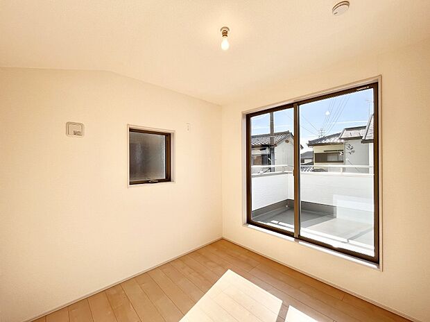 バルコニーが開放感をプラスしてくれる洋室