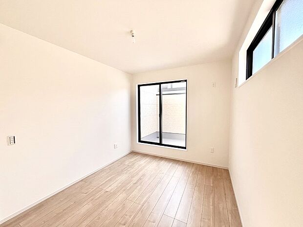 バルコニーが開放感をプラスしてくれる洋室  