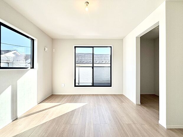 明るいバルコニーサイドに洋室を設置。目覚めの良い寝室に。 