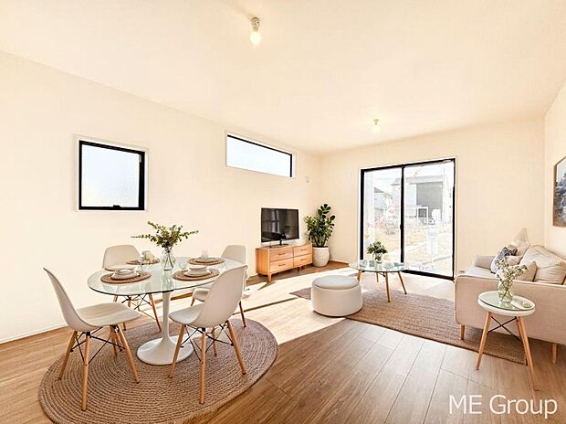 ご家族の賑やかな話し声で包まれる明るいリビング  ※家具はCGです