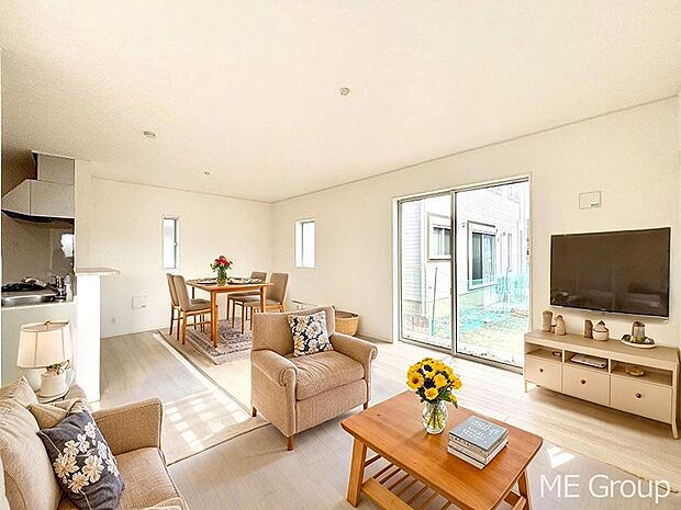 ご家族の賑やかな話し声で包まれる明るいリビング  ※家具はCGです