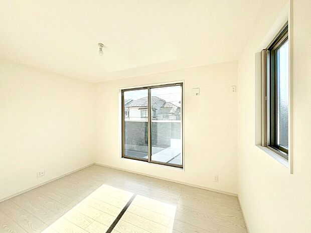 バルコニーが開放感をプラスしてくれる洋室  