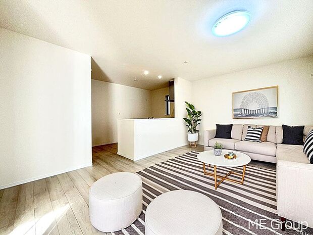 ご家族の賑やかな話し声で包まれる明るいリビング  ※家具はCGです