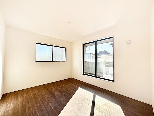 バルコニーが開放感をプラスしてくれる洋室