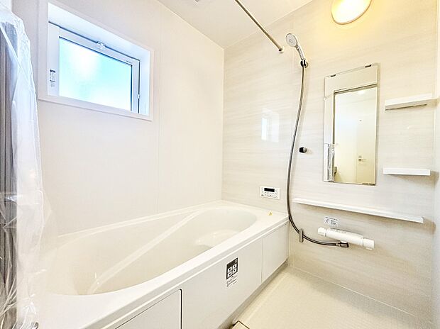 一日の疲れを癒してくれる明るい清潔感のあるバスルーム