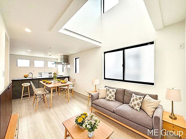 ご家族の賑やかな話し声で包まれる明るいリビング ※家具はCGです