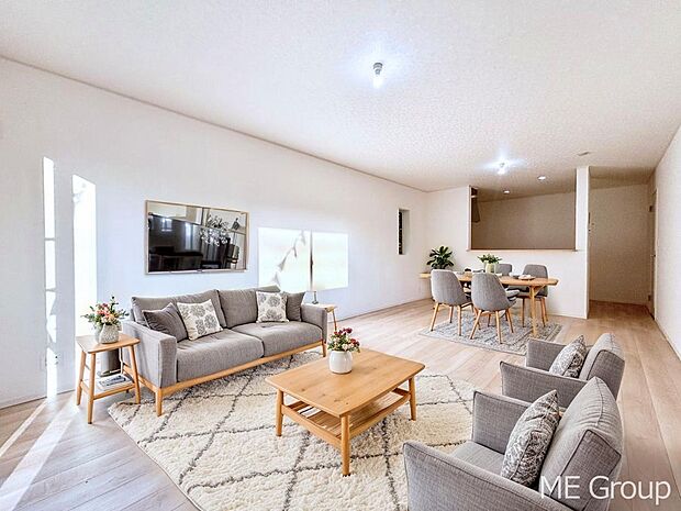 ご家族の賑やかな話し声で包まれる明るいリビング ※家具はCGです