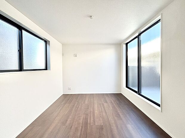 明るいバルコニーサイドに洋室を設置。目覚めの良い寝室に。