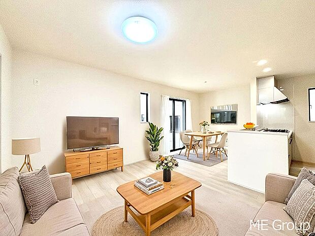 ご家族の賑やかな話し声で包まれる明るいリビング ※家具はCGです