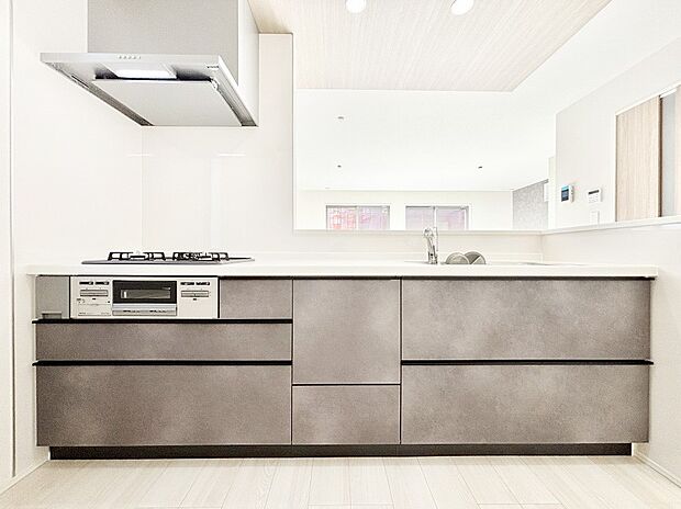 システムキッチンはシンプルでスッキリした飽きの来ないデザインなので永く使えそう!