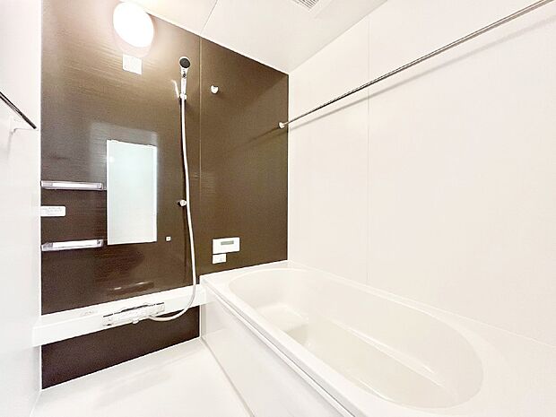 一日の疲れを癒してくれる明るい清潔感のあるバスルーム